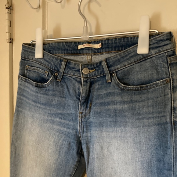 711 Skinny Levi’s Jean, 28” Cropped - Picture 2 of 4